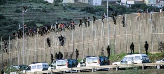 مهاجرون أفارقة يقتحمون السياج الحدودي بين المغرب و اسبانيا