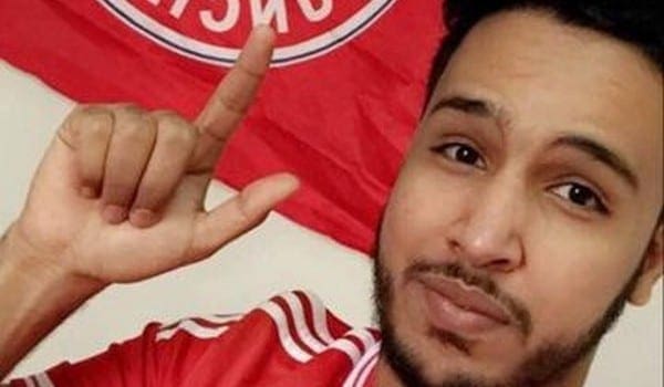 عتيق.. عاشق وسفير “بايرن ميونيخ” في موريتانيا عتيق مع شعار نادي بايرن ميونيخ
