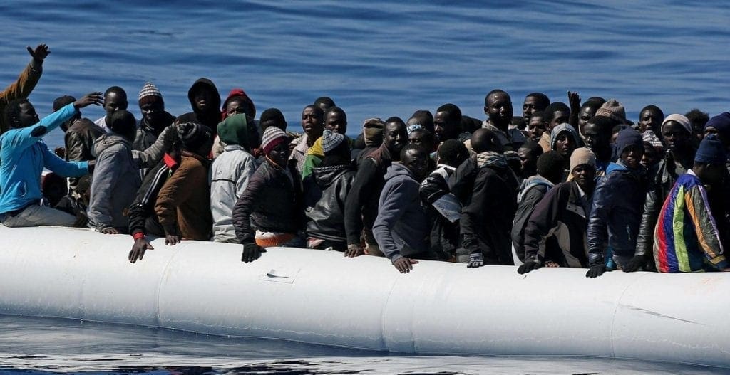 عقوبات فرنسية تشمل مهربي البشر في ليبيا