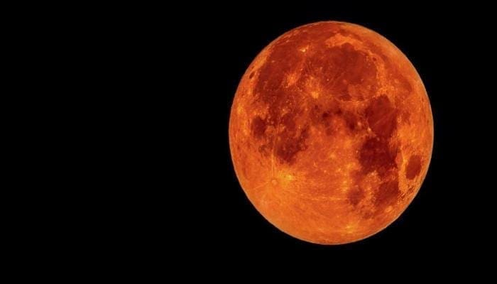 العالم يشهد آخر خسوف كلي للقمر هذا العام