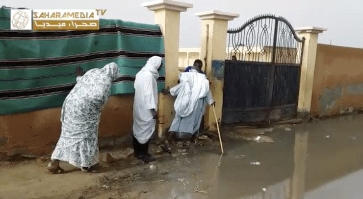 سكان روصو يصوتون في مكاتب تحاصرها المياه (فيديو)