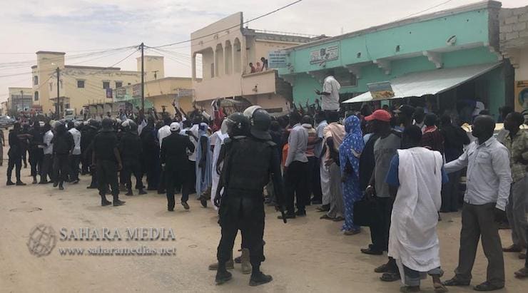 بالفيديو.. بيرام يصل المحكمة وسط مظاهرات أنصاره