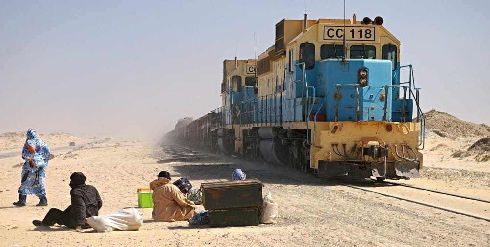 ازويرات.. وفاة شحص وإصابة 13 آخرين بعد اصطدام قطار بحافلة