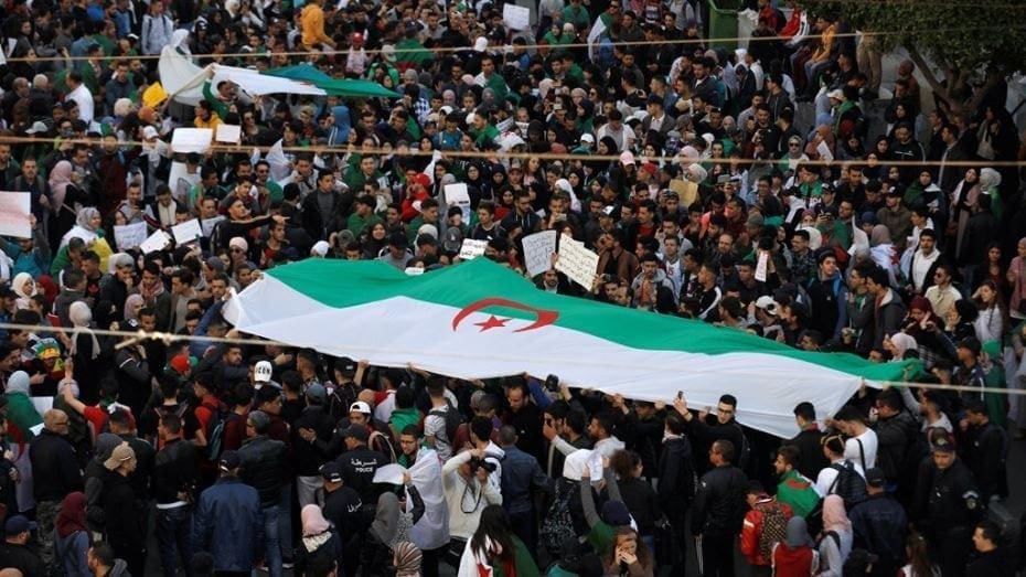 الجزائر.. طلاب وموظفو قطاع الصحة يتظاهرون ضد بقاء بوتفليقة