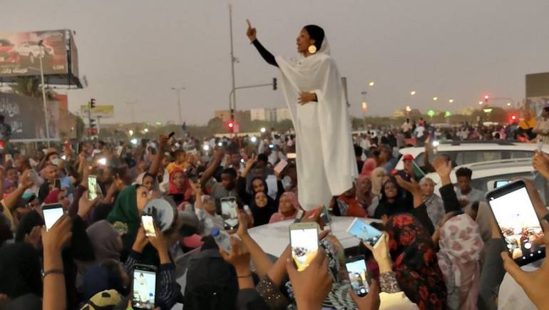 السودان.. من هي « الكنداكة » التي أسقطت عمر البشير ؟