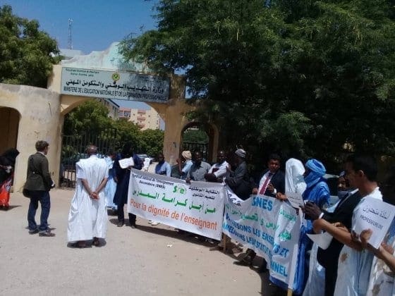 نقابة تعليمية: الوزارة تهدد الأساتذة بالتحويل التعسفي