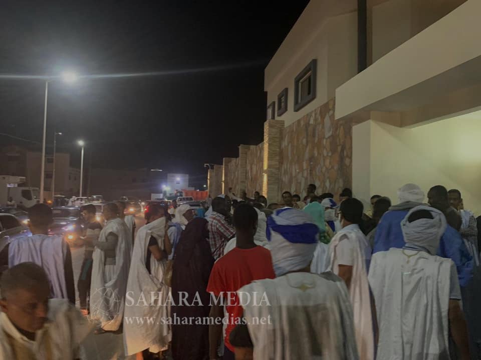 الشرطة تفرق محتجين أمام منزل ولد عبد العزيز