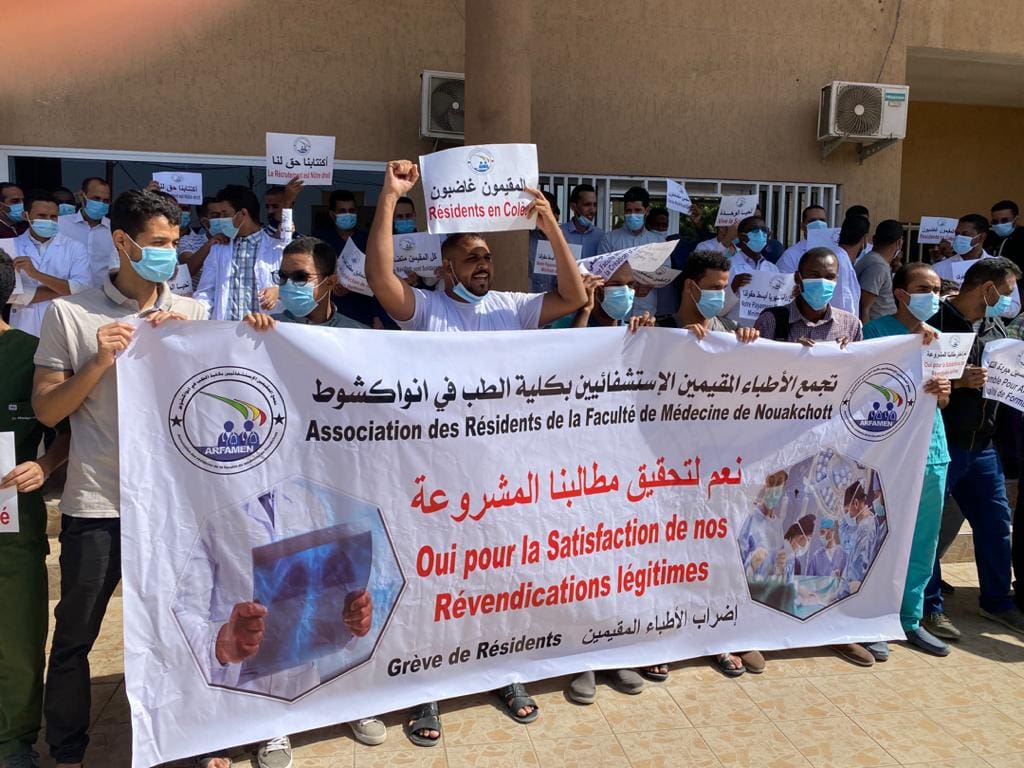 «الأطباء المقيمون» يحتجون أمام مبنى وزارة الصحة