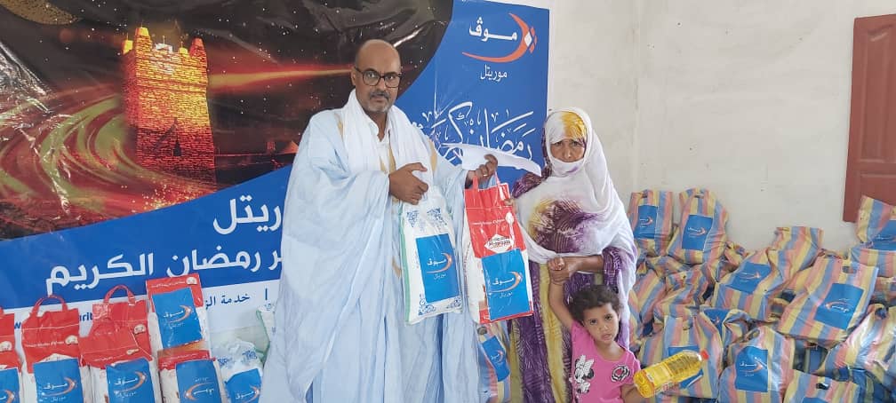 «موف موريتل» توزع سلالا غذائية على مئات الأسر بنواكشوط