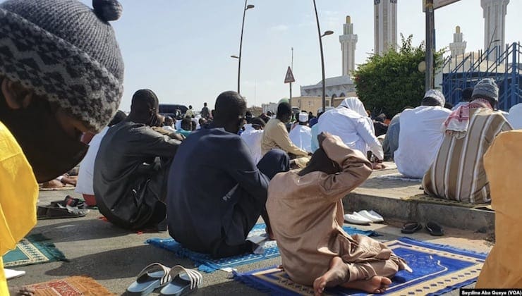 سنغاليون يفطرون لرؤية الهلال في دول مجاورة