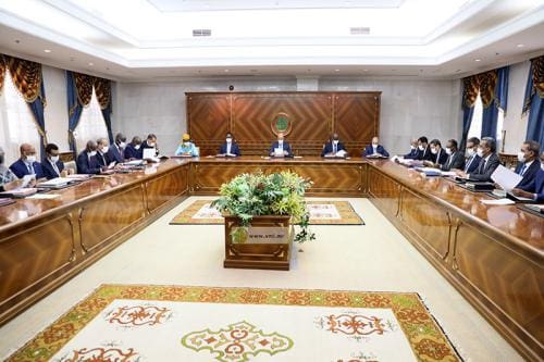 مجلس الوزراء يصادق على تعيينات واسعة في ثلاث وزارات