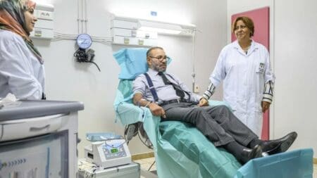 العاهل المغربي يزور مصابي الزلزال ويتبرع بالدم