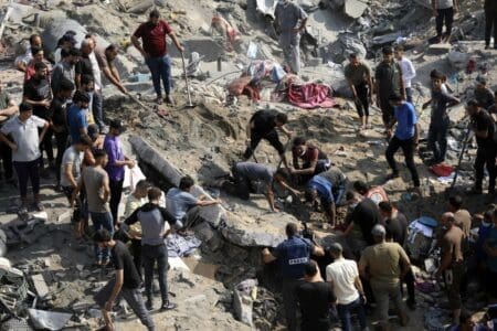 عشرات الشهداء في قصف إسرائيلي على مستشفى “الشفاء” في غزة
