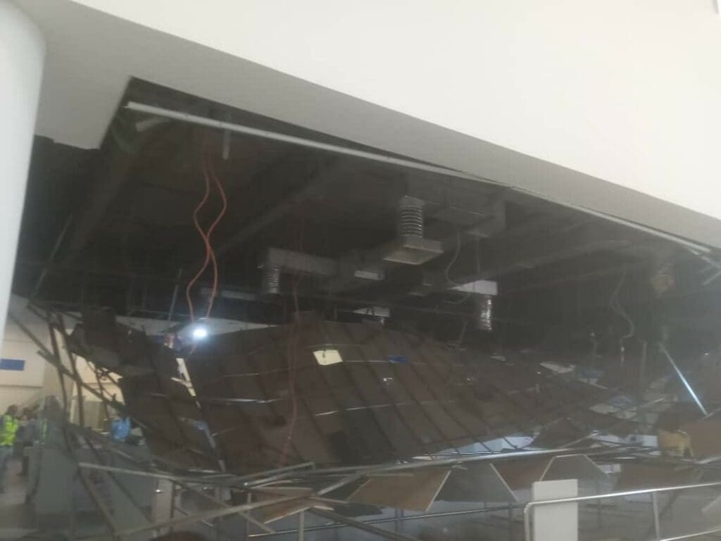 سقوط أجزاء من سقف قاعة المغادرة بمطار نواكشوط الدولي