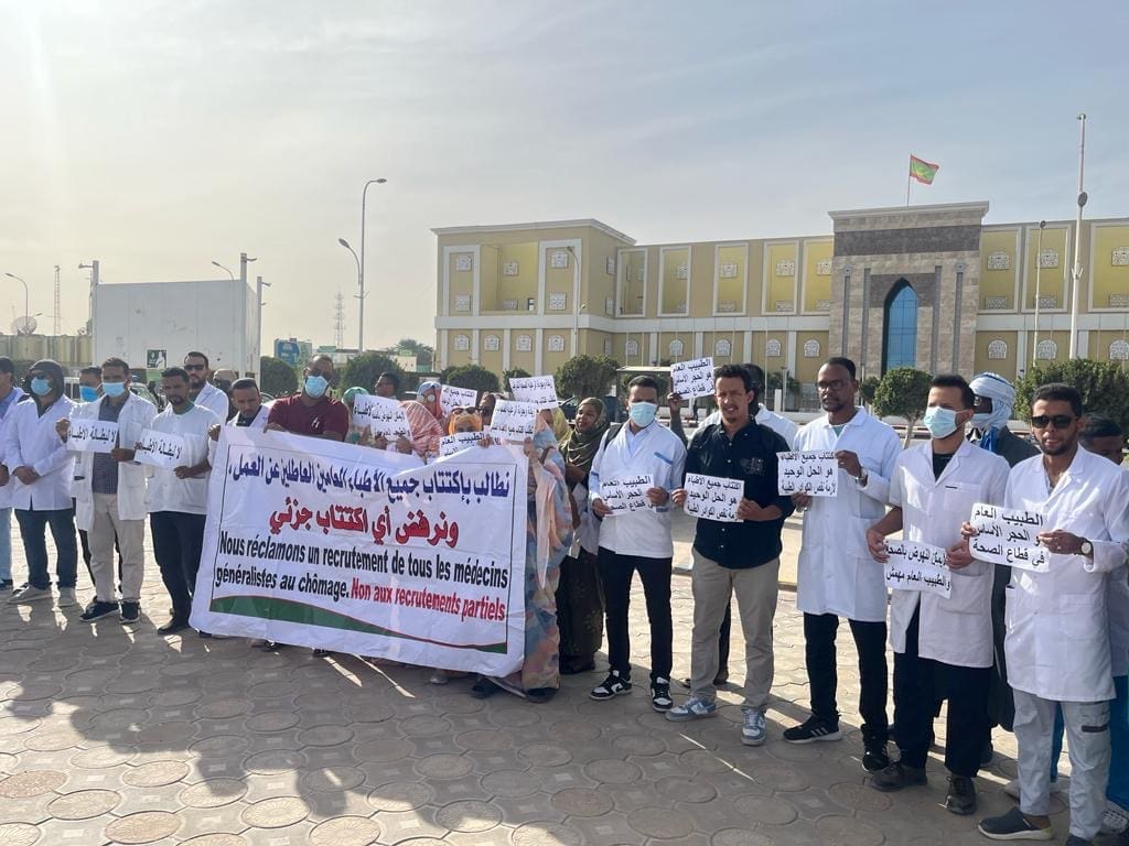 في وقفة احتجاجية.. أطباء عامون يطالبون بالاكتتاب
