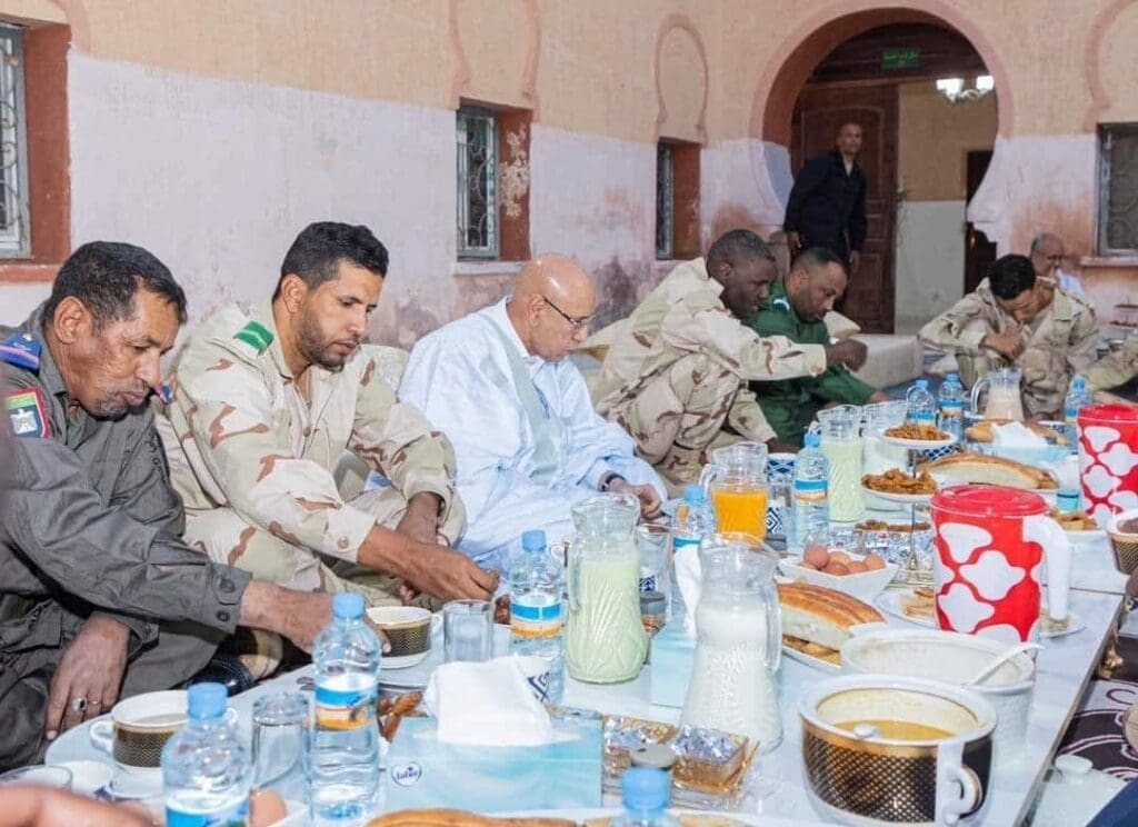 غزواني يفطر مع جنود موريتانيين في بئر أم كرين