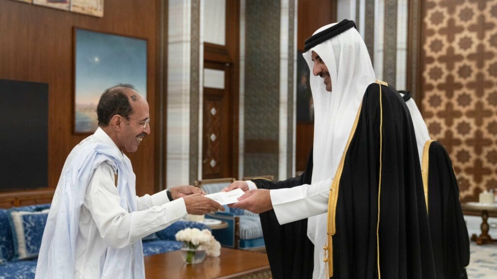 السفير الموريتاني الجديد في الدوحة يقدم أوراق اعتماده لأمير قطر