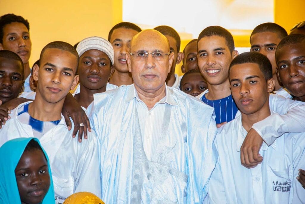 تلاميذ على مائدة إفطار الرئيس … وهذا ما قاله لهم ولد الغزواني تعهد أن تكون مأموريته الثانية مأمورية الشباب