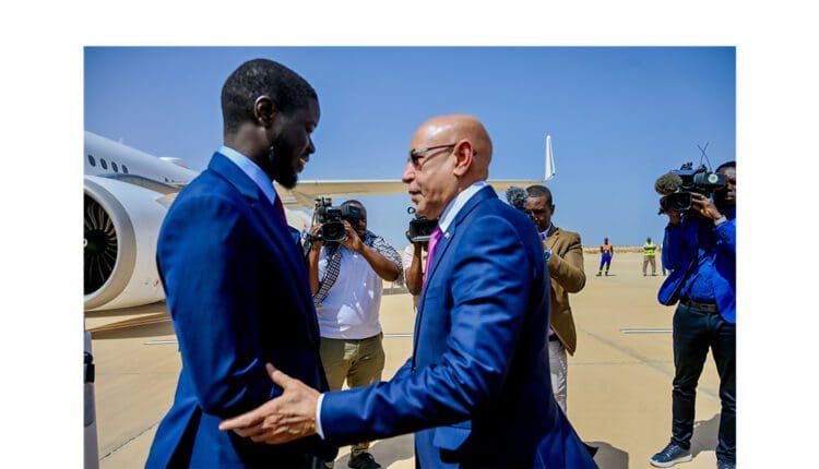 في أول زيارة خارجية له.. الرئيس السنغالي يصل إلى نواكشوط