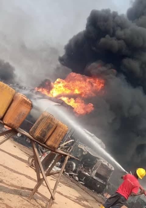 ارتفاع حصيلة ضحايا انفجار صهريج بنيجيريا إلى 86.. وسط أزمة وقود حادة