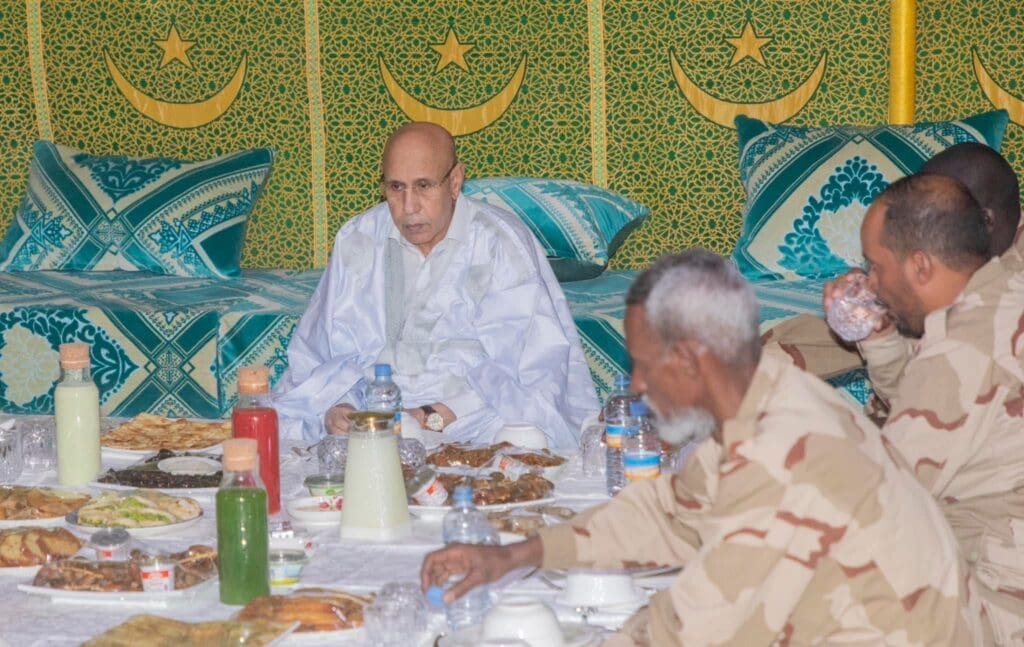 آدرار.. ولد الغزواني يشارك ضباط وجنود قاعدة “لمرية” إفطارهم