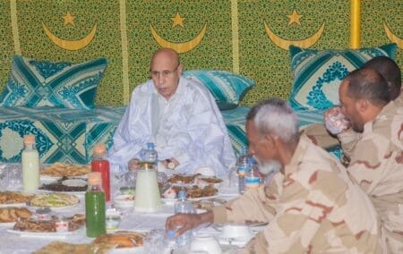آدرار.. ولد الغزواني يشارك ضباط وجنود قاعدة “لمرية” إفطارهم
