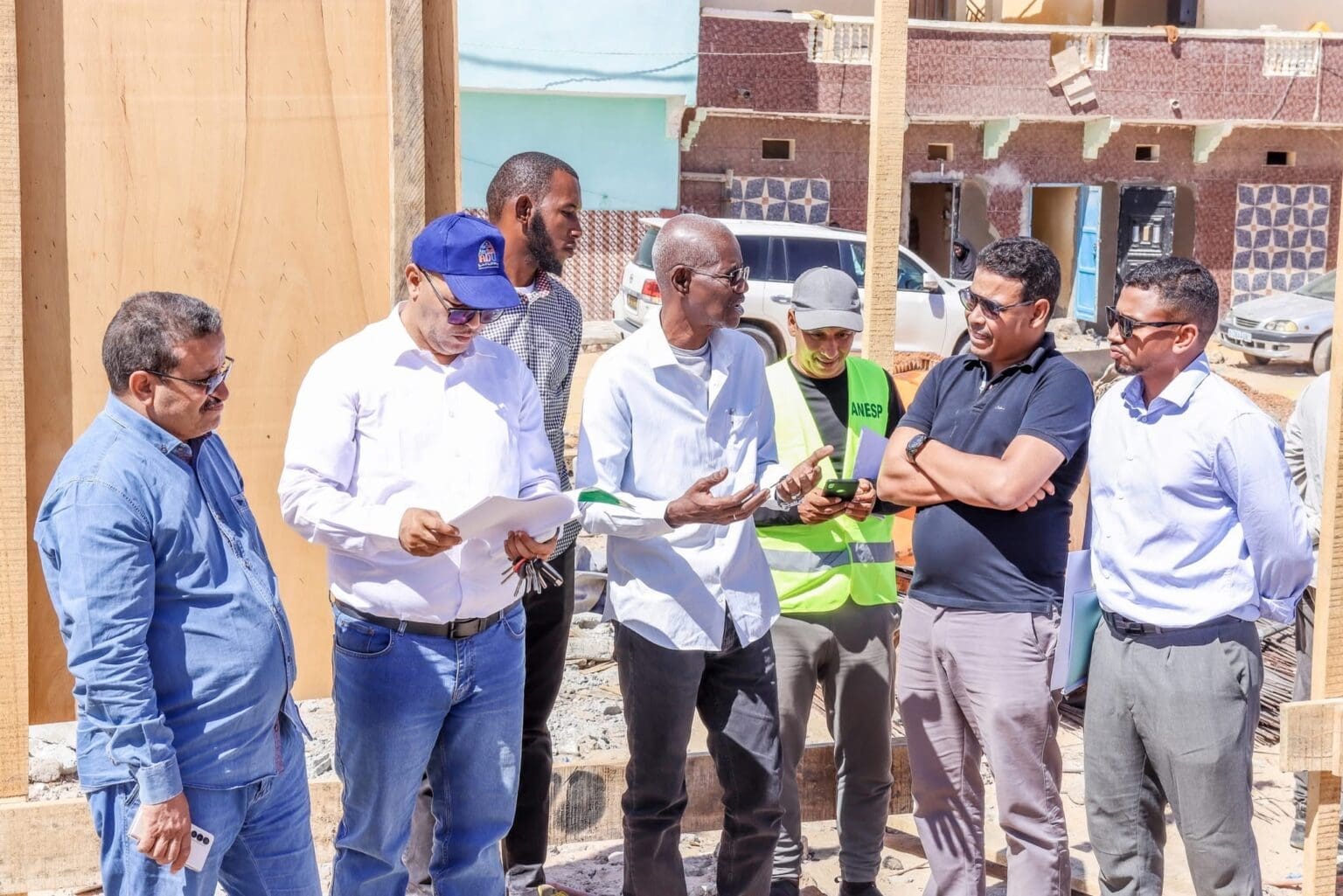 وزير الإسكان يهدد بفسخ العقود في حال تأخر مراكز صحية في نواكشوط