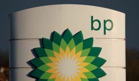 بعد تقارير عن صفقة استحواذ.. شل تنفي التفاوض على شراء BP المشغلة لحقل غاز آحميم