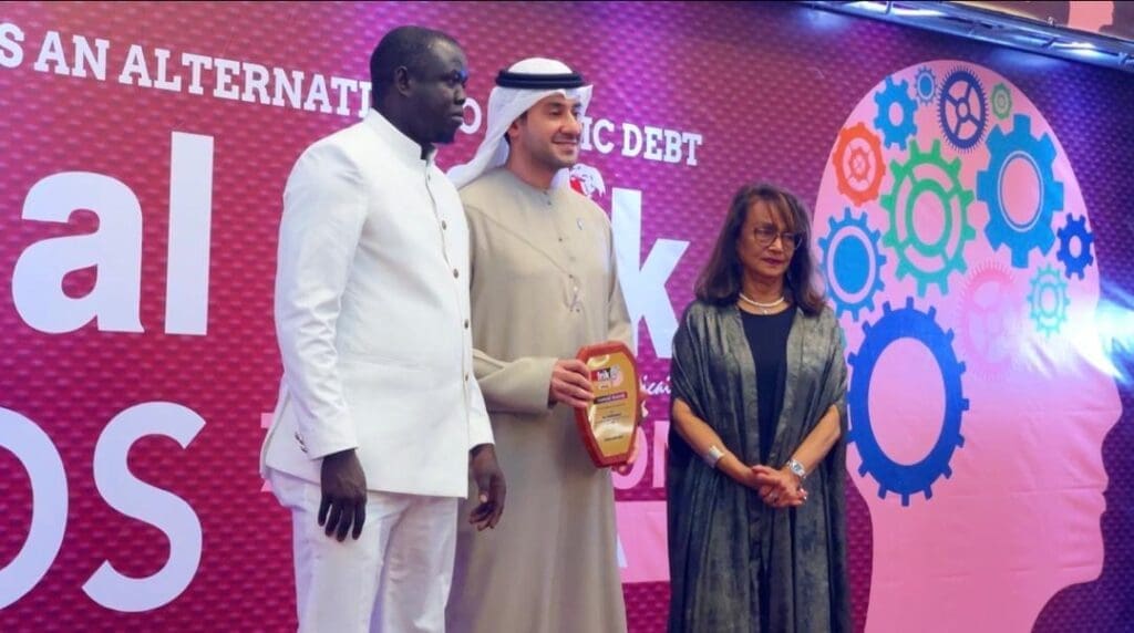 تكريم رجل أعمال إماراتي يصنعُ التحول الطاقوي في أفريقيا علي الشمري خلال تكريمه اليوم الجمعة في بانجول كأفضل شخصية رائدة في القارة الأفريقية.