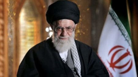 مصادر رسمية إيرانية: خامنئي في مكان آمن خارج طهران وبزشكيان بخير