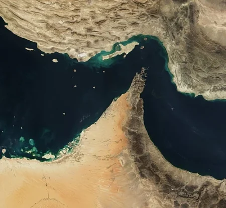 تراجع حركة الناقلات عبر مضيق هرمز بنسبة 90%
