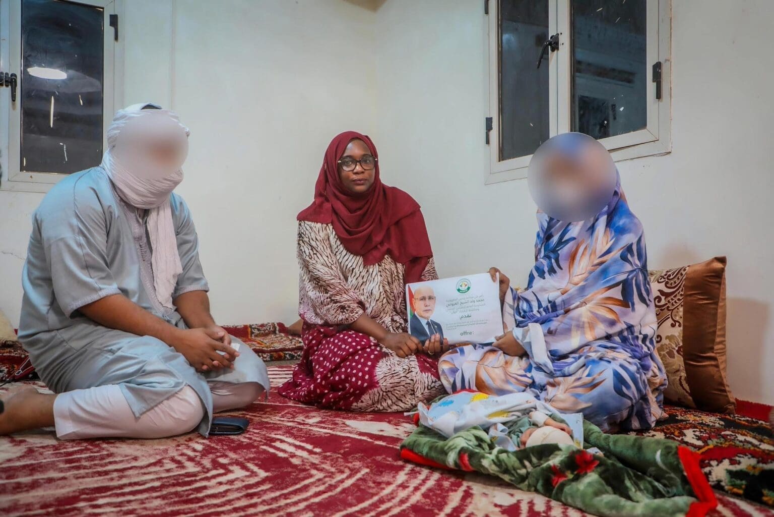 “التآزر” تقدم دعماً نقدياً لأسرة رزقت بثلاثة توائم