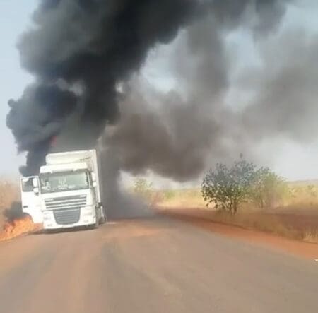 مالي.. مسلحون يحرقون شاحنات إمداد في طريقها إلى باماكو