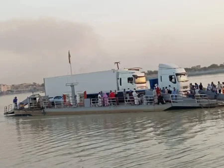 مصدر: الشاحنات المتجهة إلى مالي عبر موريتانيا غيرت مسارها وتضغط على عبّارة روصو
