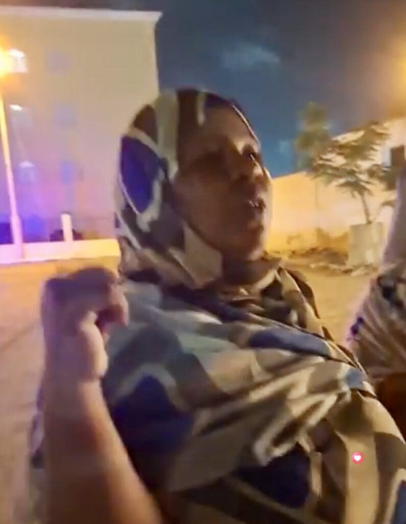 بعد ساعات من الاعتصام.. الشرطة تخرج مريم الشيخ وقامو عاشور من البرلمان