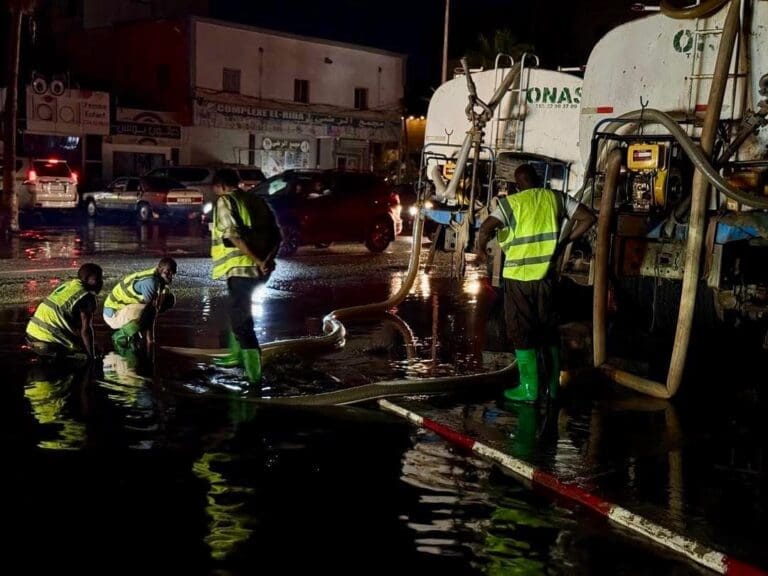 فرق الصرف الصحي تتدخل في أكثر من 60 موقعا بعد أمطار نواكشوط