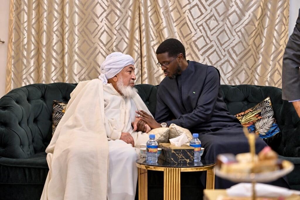 الرئيس السنغالي يزور رئيس مجلس الإمارات للإفتاء في نواكشوط