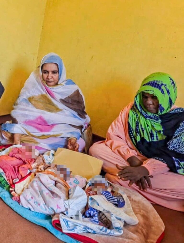وزارة العمل الاجتماعي تقدم مساعدة مالية لتوائم توفيت والدتهم بعد الولادة