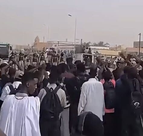 طلاب جامعة نواكشوط يحتجون على أزمة النقل والوزارة تعلن تغييرات