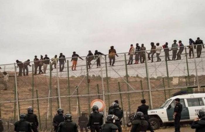عشرات المهاجرين الأفارقة يقتحمون حدود اسبانيا مع المغرب
