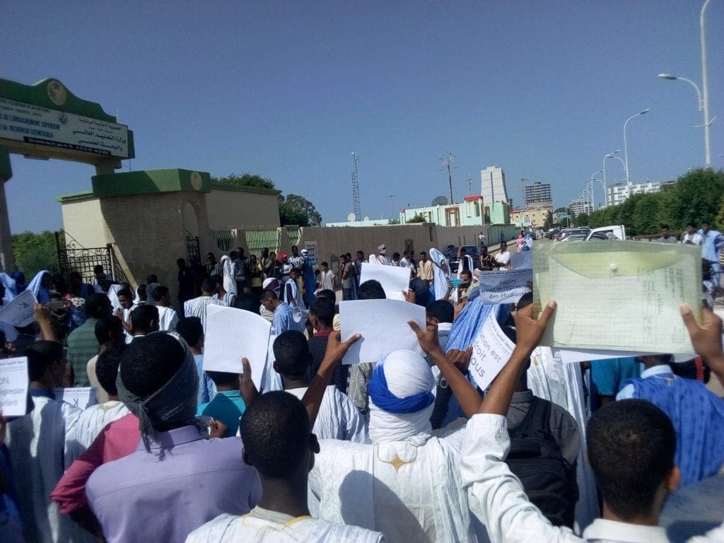 الحكومة تشرح قرار « سن الطلاب » والطلاب يردون عليها