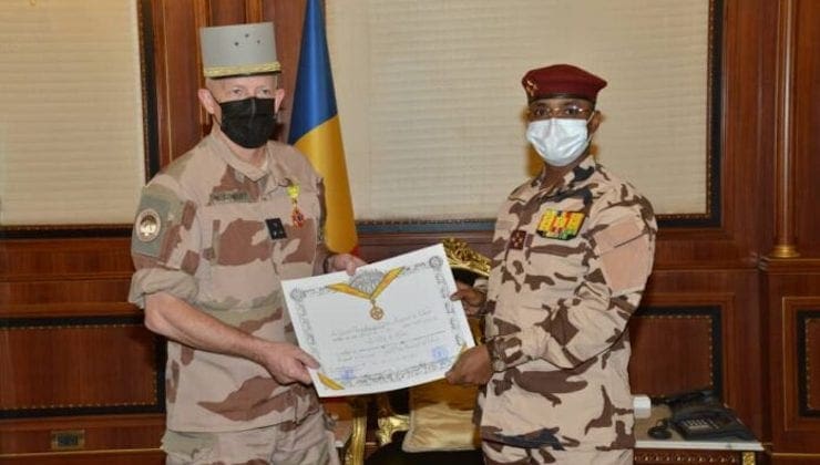 في نهاية مهمته.. تشاد توشح قائد قوة «برخان» الفرنسية