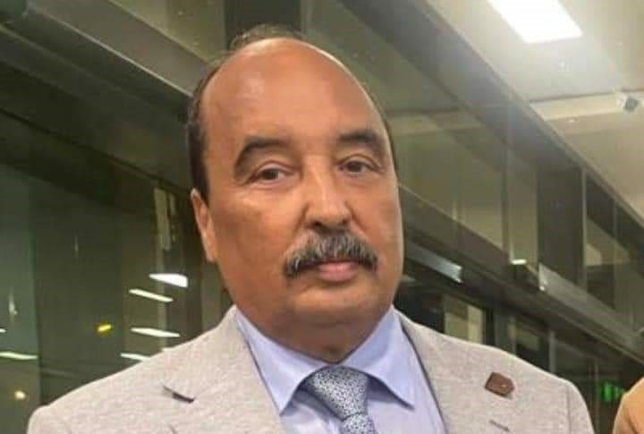 في أول سفر منذ اتهامه بالفساد.. عزيز يتوجه إلى فرنسا “للعلاج”