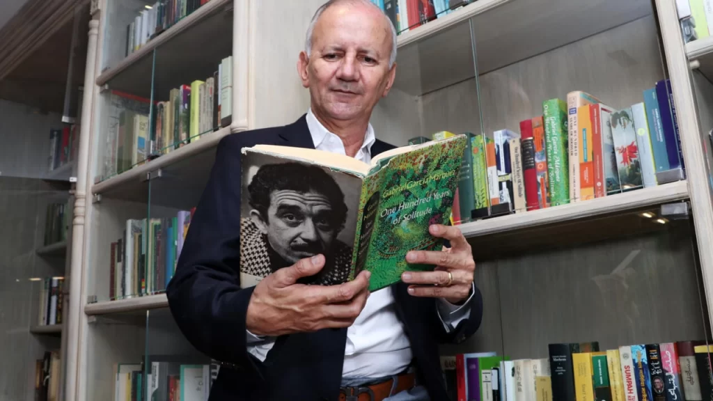 «خورخي» .. كولومبي مهووس بجمع «مائة عام من العزلة»