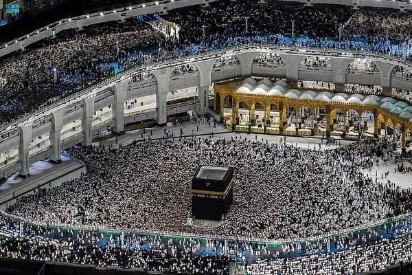 أكثر من مليونين ونصف مصل يحيون ليل ختم القرآن في الحرم المكي
