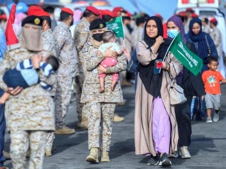 من 4 جنسيات.. السعودية تجلي 206 أشخاص من السودان