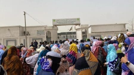 الطلاب يجددون مطالبهم في احتجاج أمام وزارة التعليم العالي