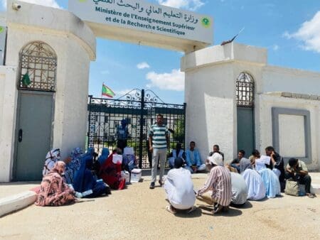 الشرطة تمنع الطلاب من الاحتجاج امام وزارة التعليم