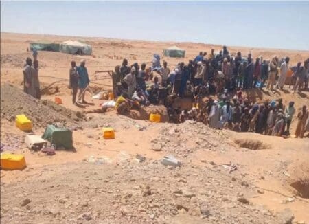 ازويرات.. منقبون يحتجون رفضا لطردهم من مناطق التعدين الحدودية
