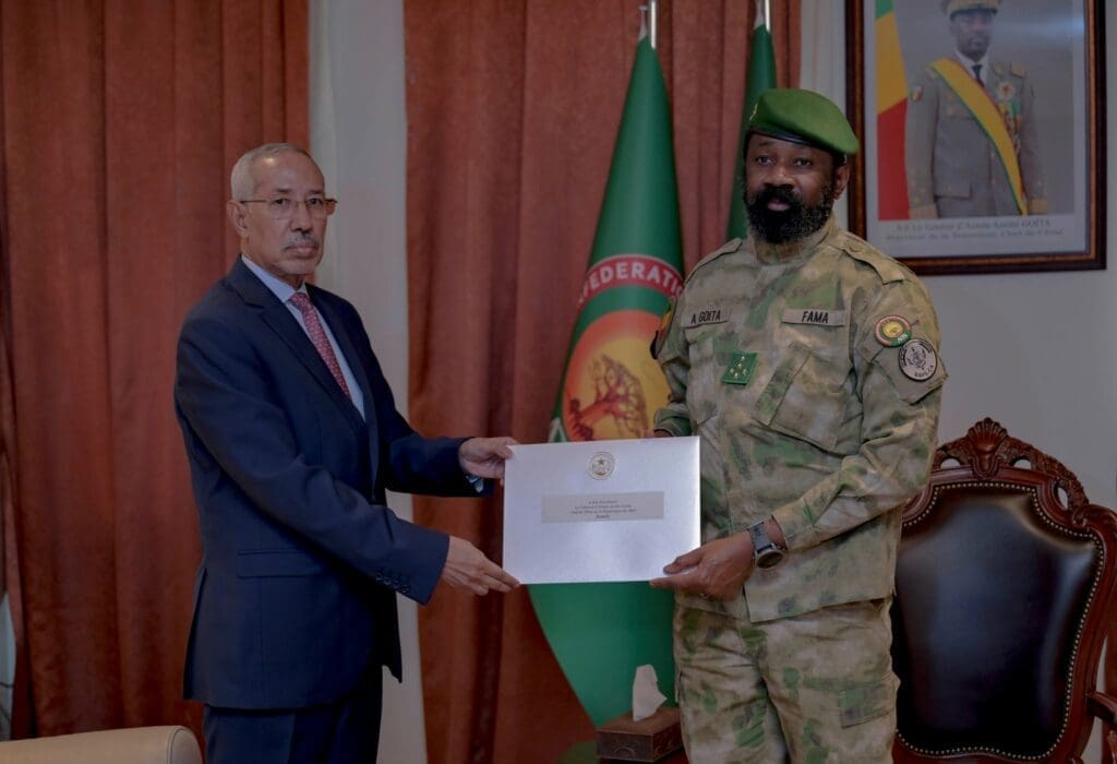 وزير الدفاع الموريتاني يسلم رسالة من الرئيس غزواني إلى رئيس مالي